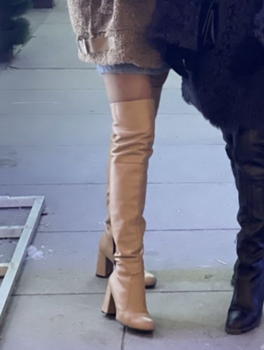 Ботфорти шкіряні.Дуже гарного бежевого кольору.