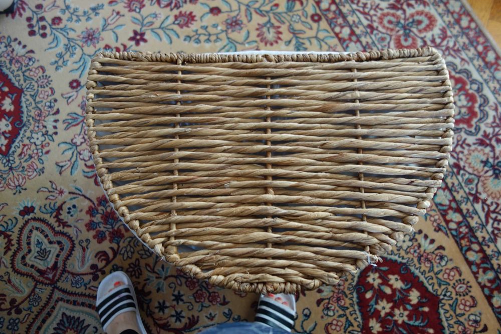 Kosz brudniak z trawy morskiej na drucianym stelażu