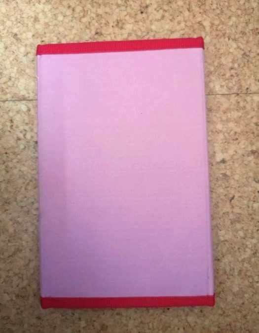 Capa/ estojo em lilás e vermelho e lápis de cor Tiger