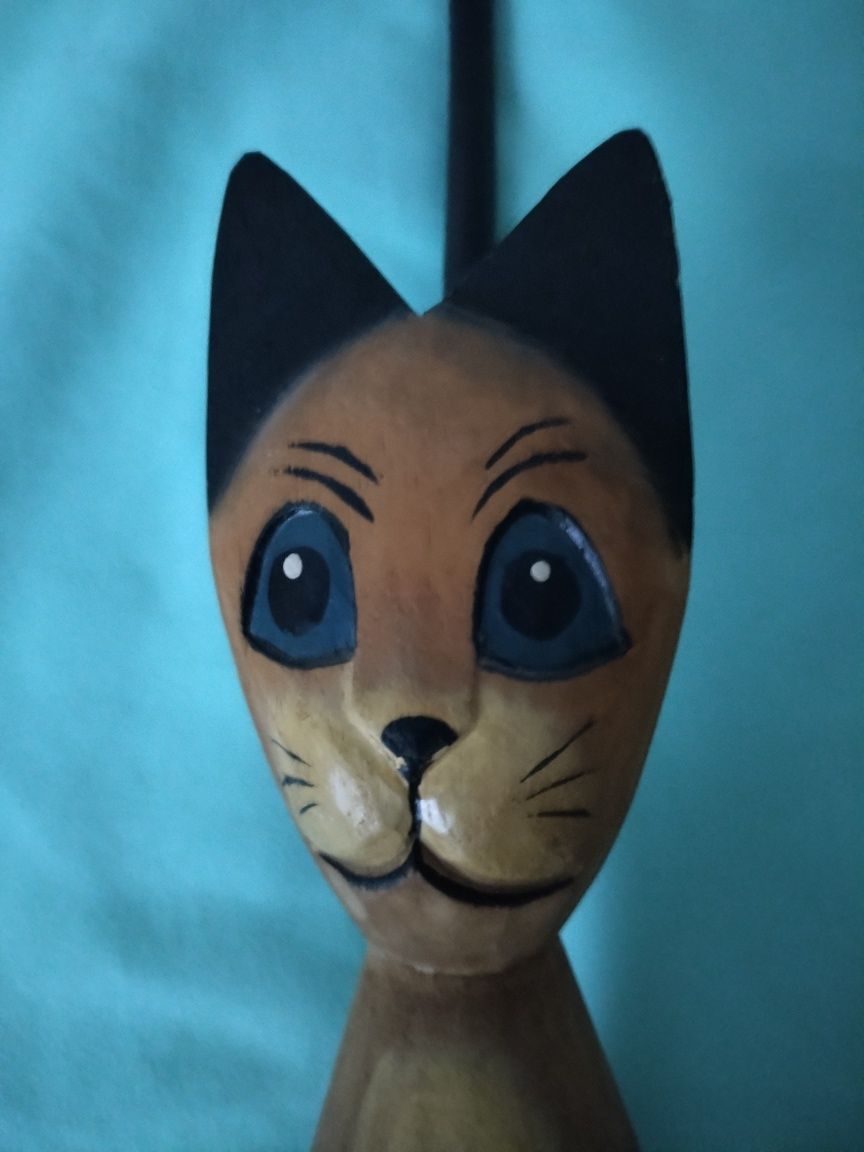 Gato.  em.  madeira