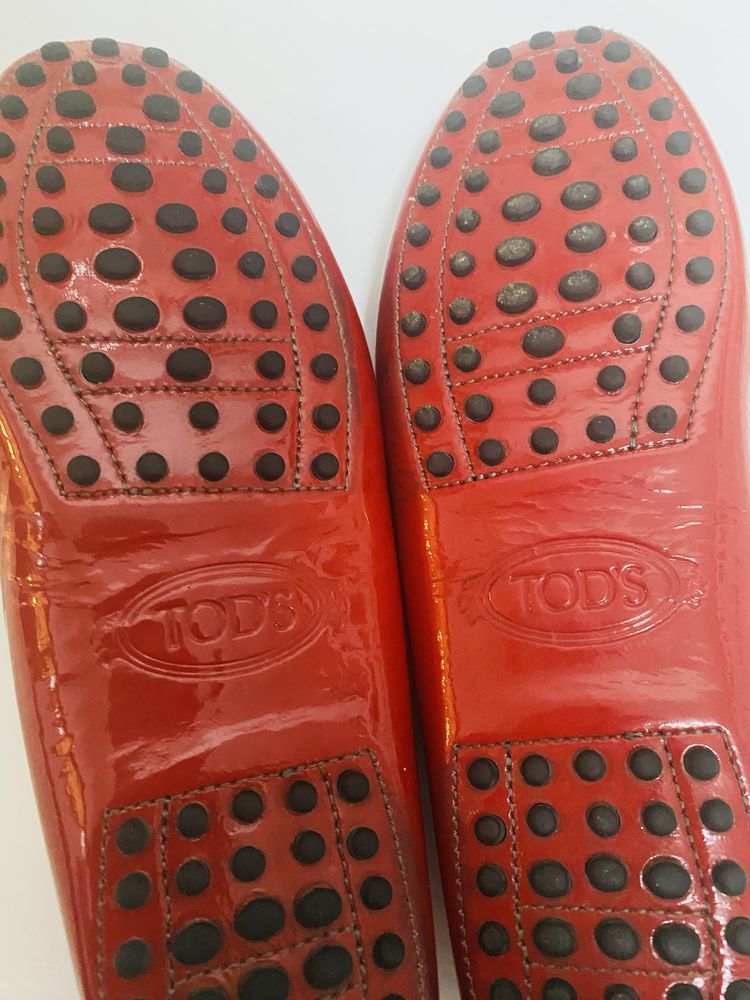 Sapatos tods vermelhos em pele