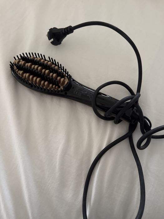 Trata-se de uma escova de alisamento iónica AEG GB 5687.