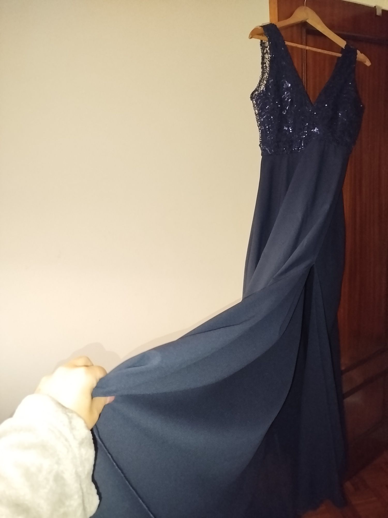 Vestido longo com racha lado esquerdo