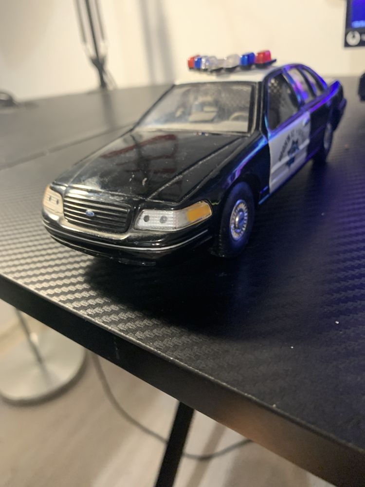 Ford Crown Victoria radiowóz resorak