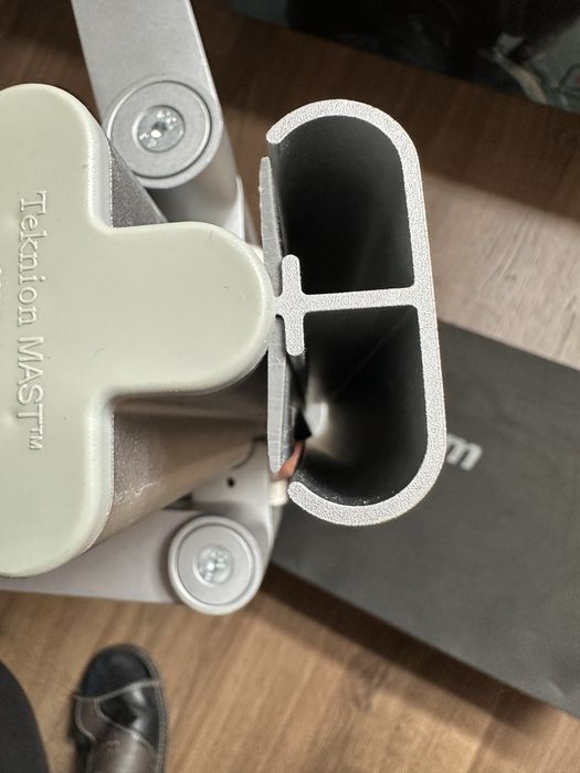 Uchwyt na dwa monitory Tekinion - profesjonalne