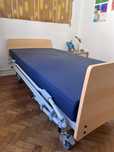 Cama articulada e elevatória elétrica, com colchão, impecável!