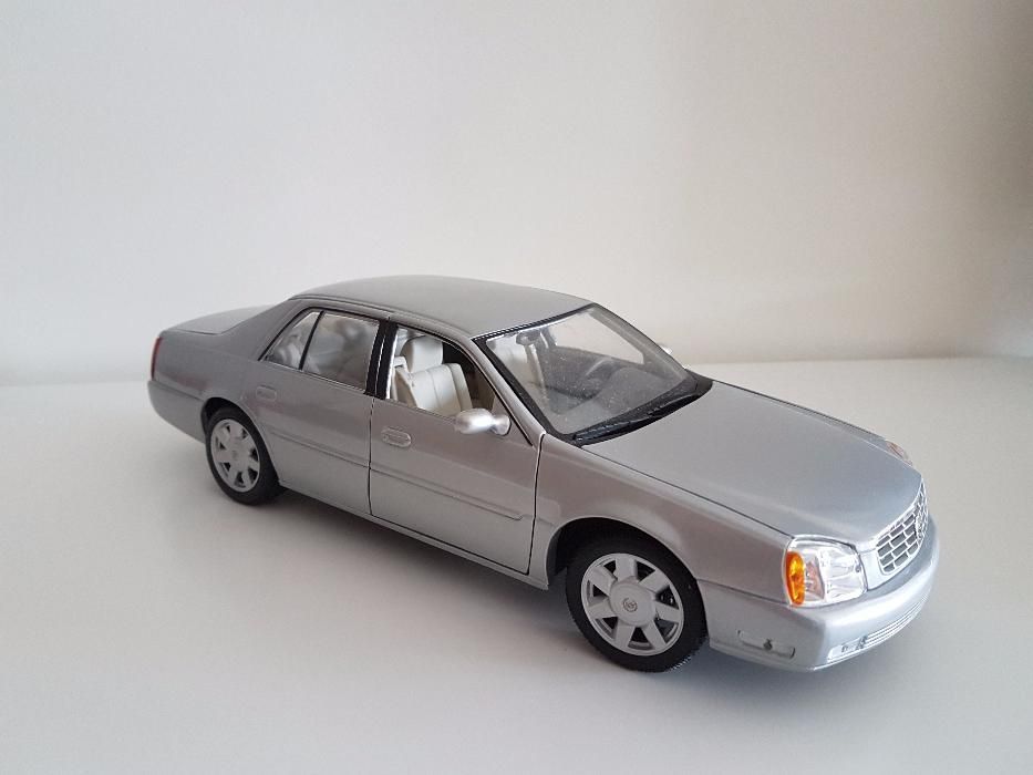 Cadillac DeVille 2000 Maisto Escala 1:18