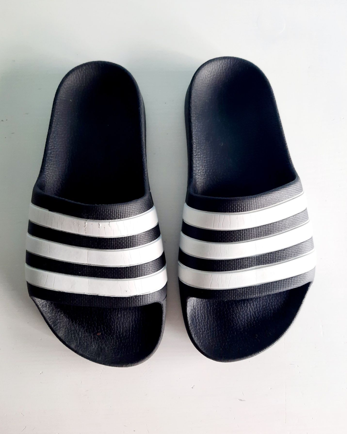 Chinelos Adilette Aqua, da Adidas, em preto e branco - n.° 34