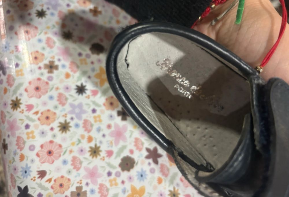 Sapato bebé em pele