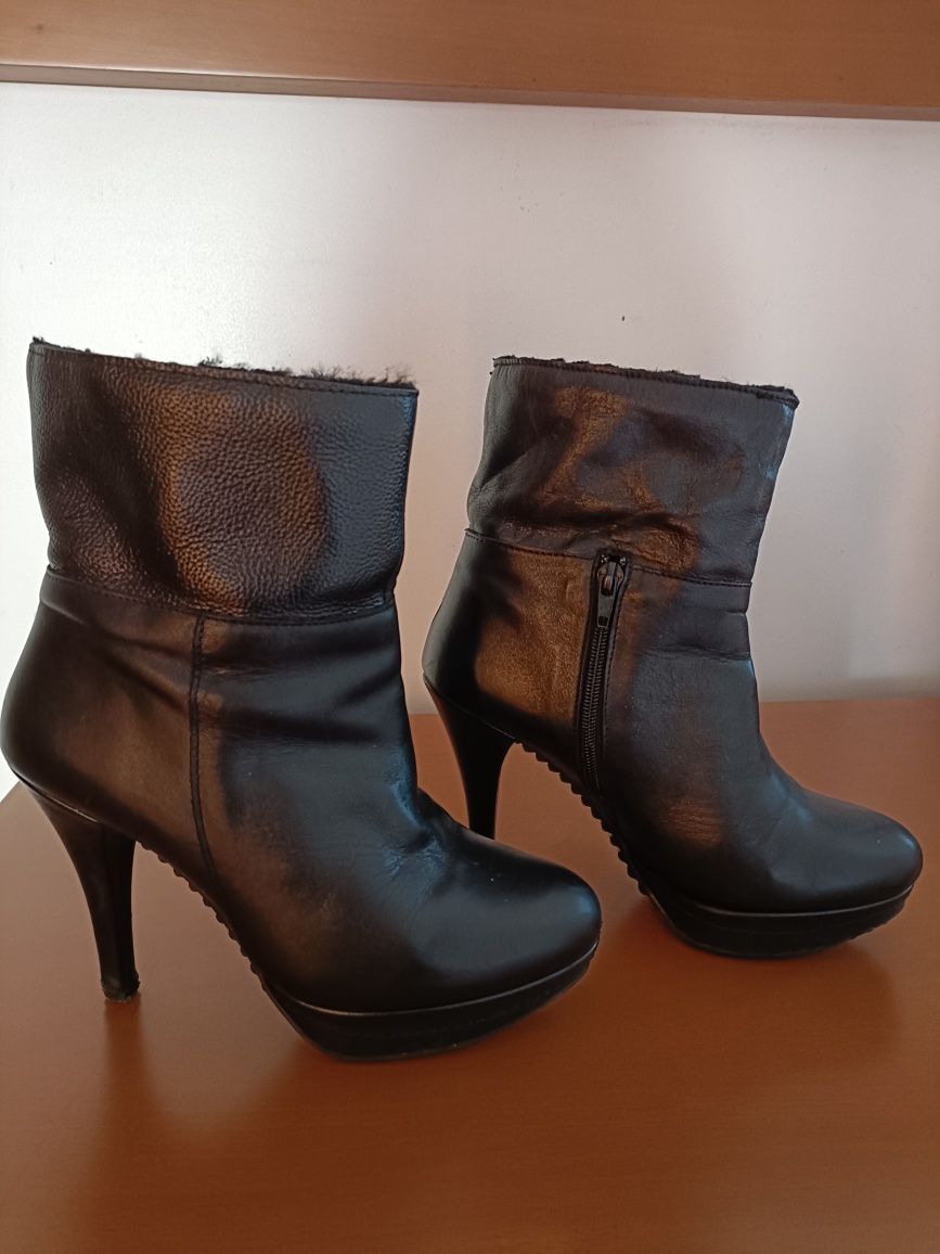 Botas pretas pele  37