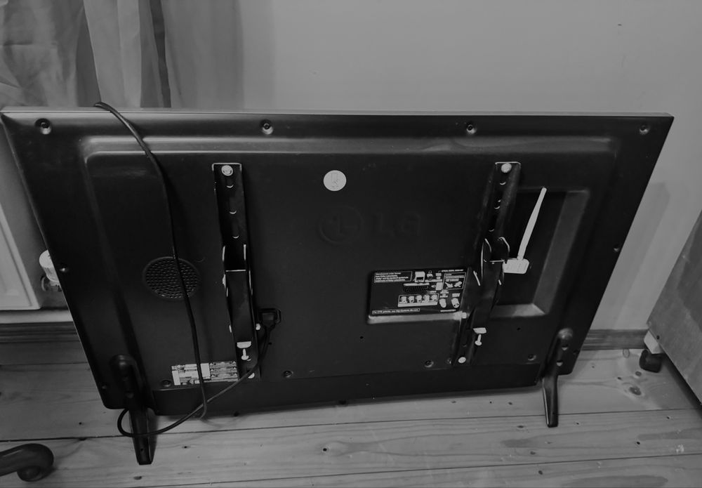 Телевизор LG 42LB6590V (диагональ 42 дюйма).