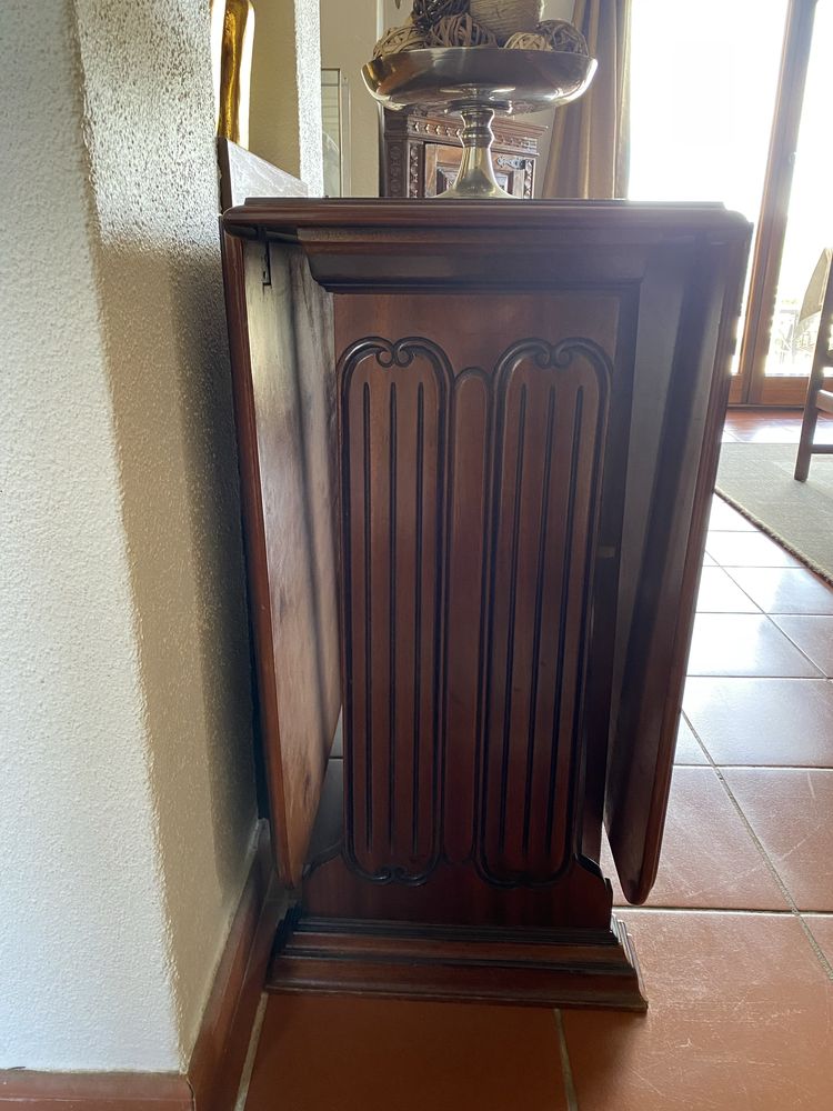 Mesa de de madeira com abas