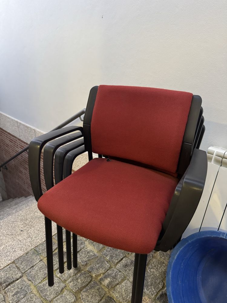 Cinco cadeiras vermelhas