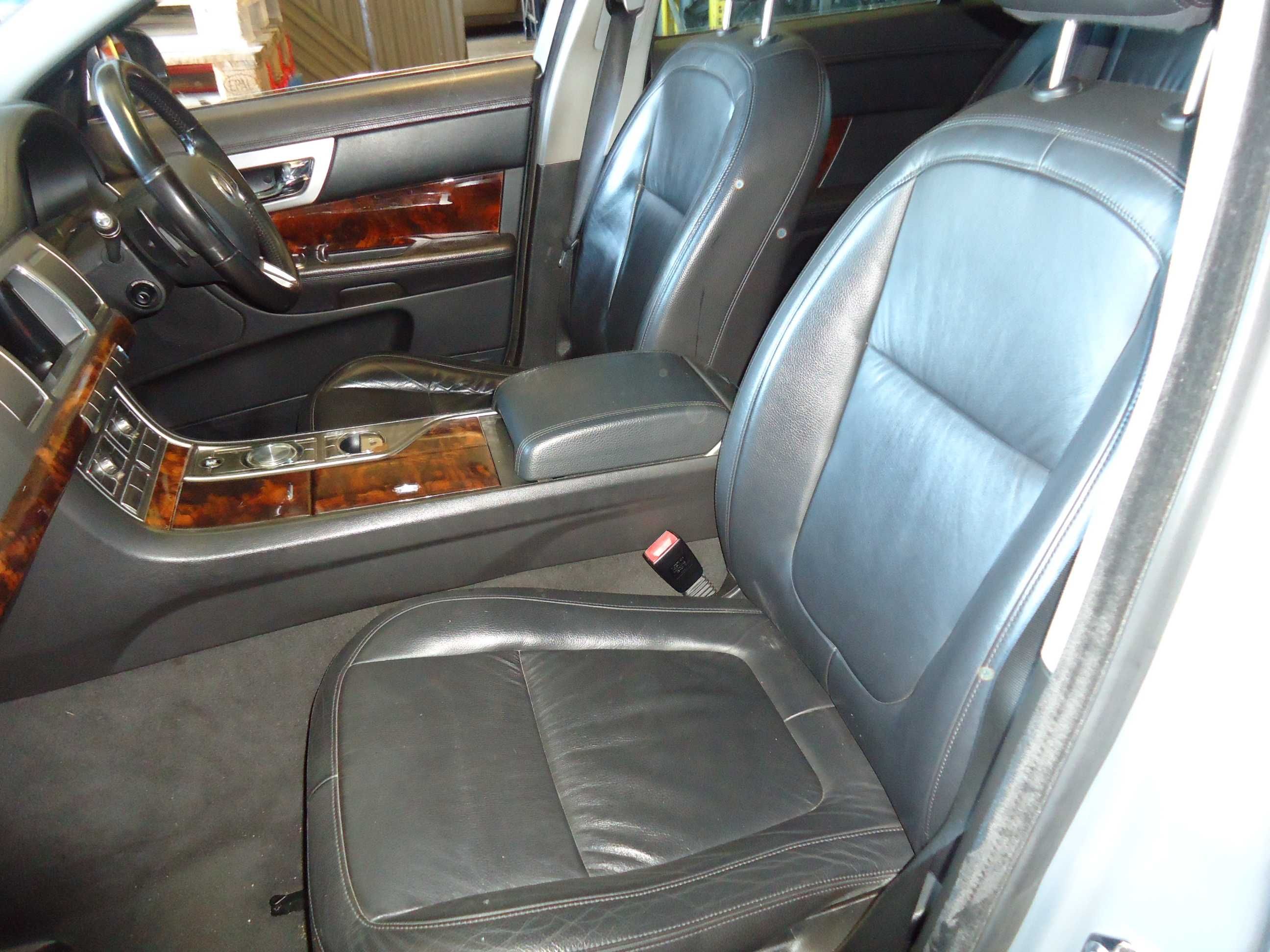 Jaguar XF 3.0D (306DT) de 2010 só ás peças
