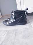 Czarne lakierowane trampki
