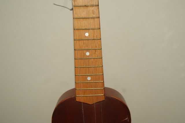 Ukulele C. Giant