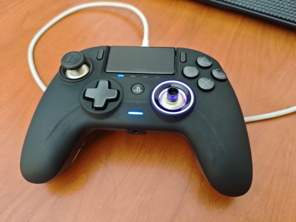 Pad Nacon Revolution Unlimited Pro Controller do PC/PS4 OPIS