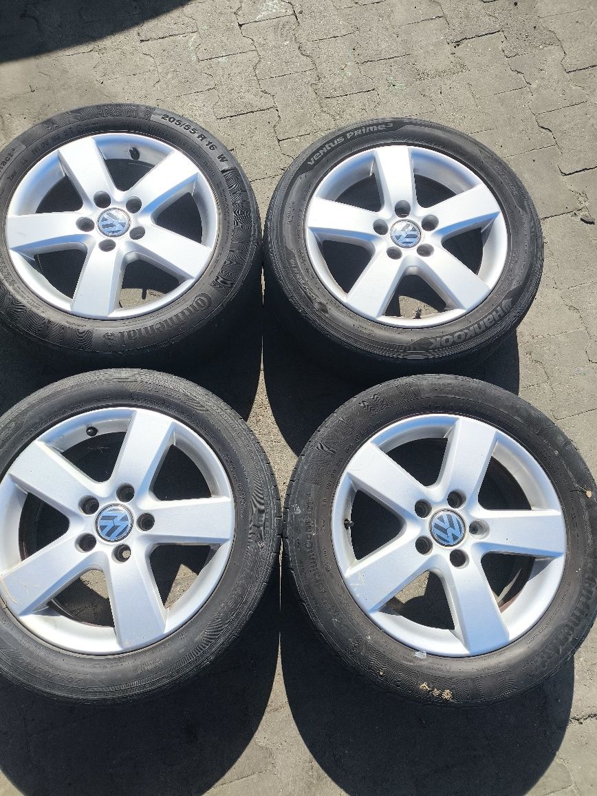 Sprzedam felgi aluminiowe 16 z oponami VW golf 5