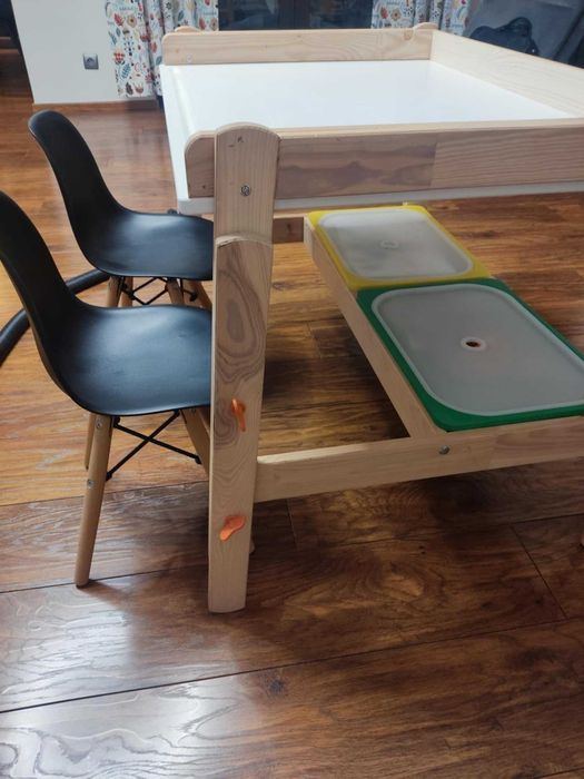 Biurko rosnące IKEA + 2 krzesła + 2 pojemniki