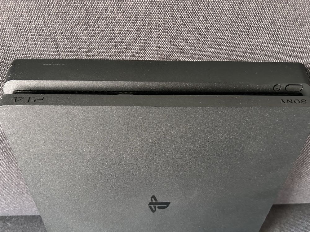Playstation 4 sem cabos de ligacao. Bom estado.