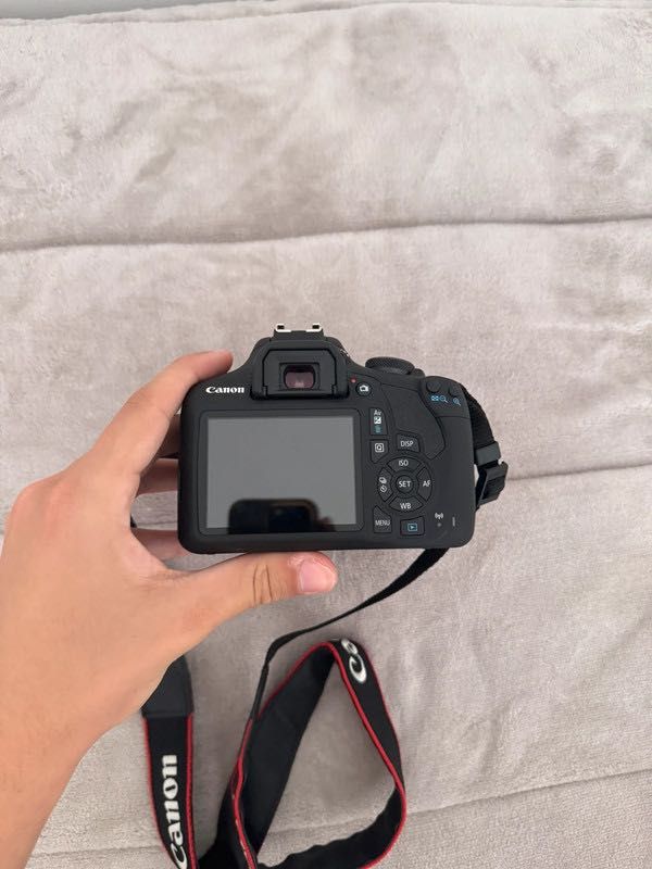 Camera Canon EOS 2000D