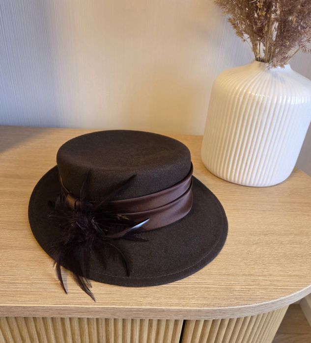 elegancki brązowy kapelusz damski z piórami