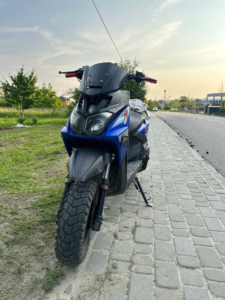 Скутер Spark 150 кубів. З тюнінгом невеликим, підтриманий