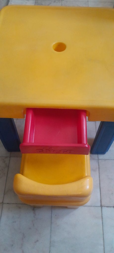 Mesa de atividades com cadeira Chicco.