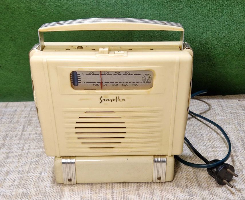 Stare radio Szarotka z zasilaczem