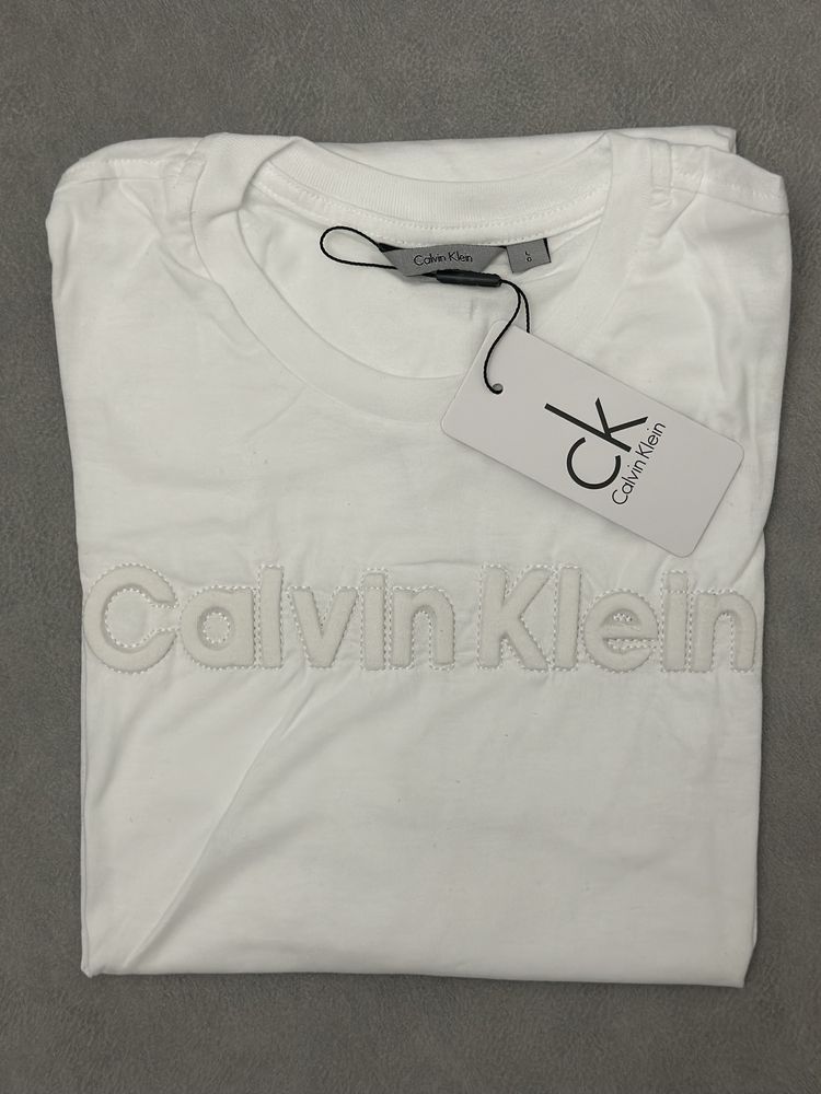 T-Shirt Calvin Klein branca tamanho L