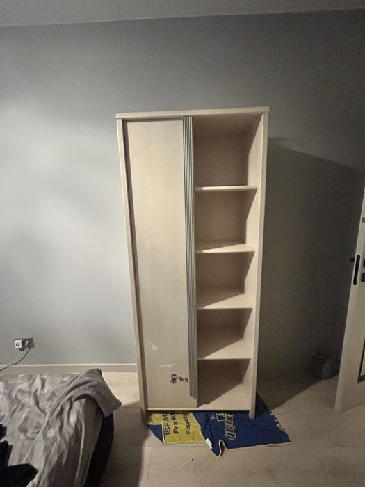 Zestaw solidnych mebli