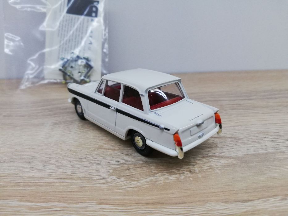 Vanguards Triumph Herald 1/43