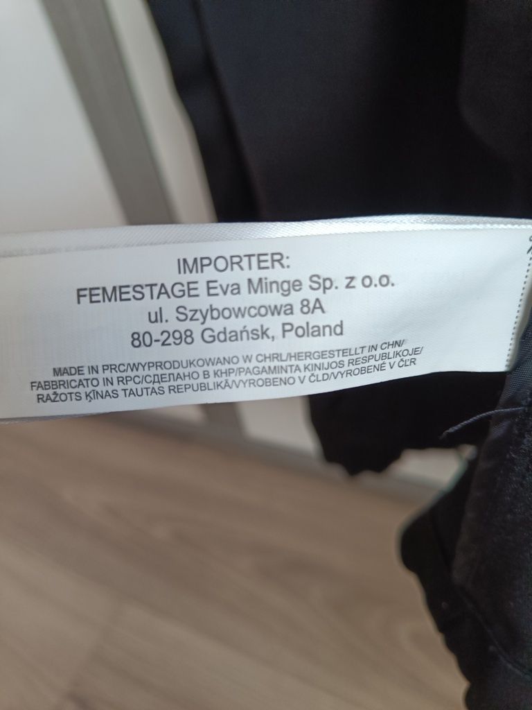 Kurtka-bomberka czarna.