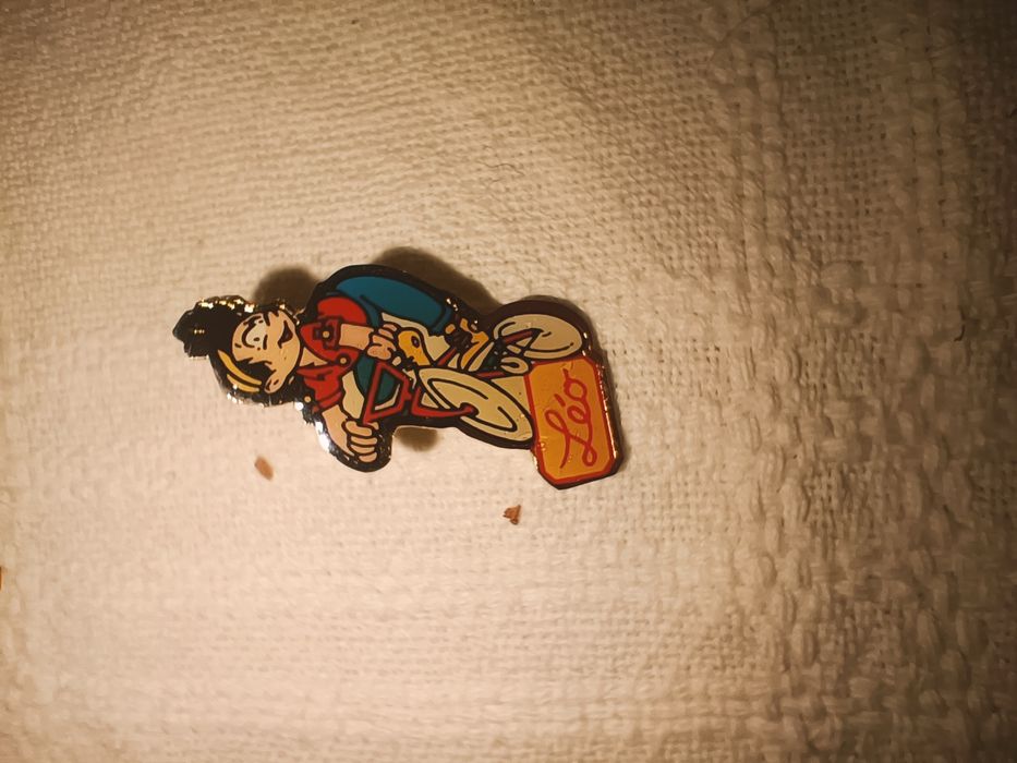 Pin figura Leo metal