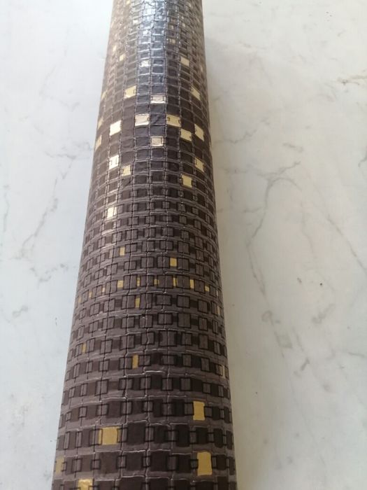 Rolo de papel de parede castanho e dourado quase novo