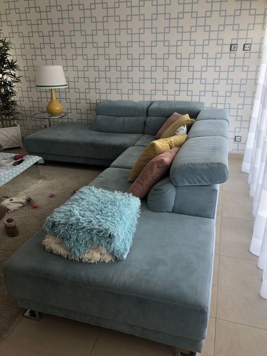 Vários móveis, espelhos, sofá