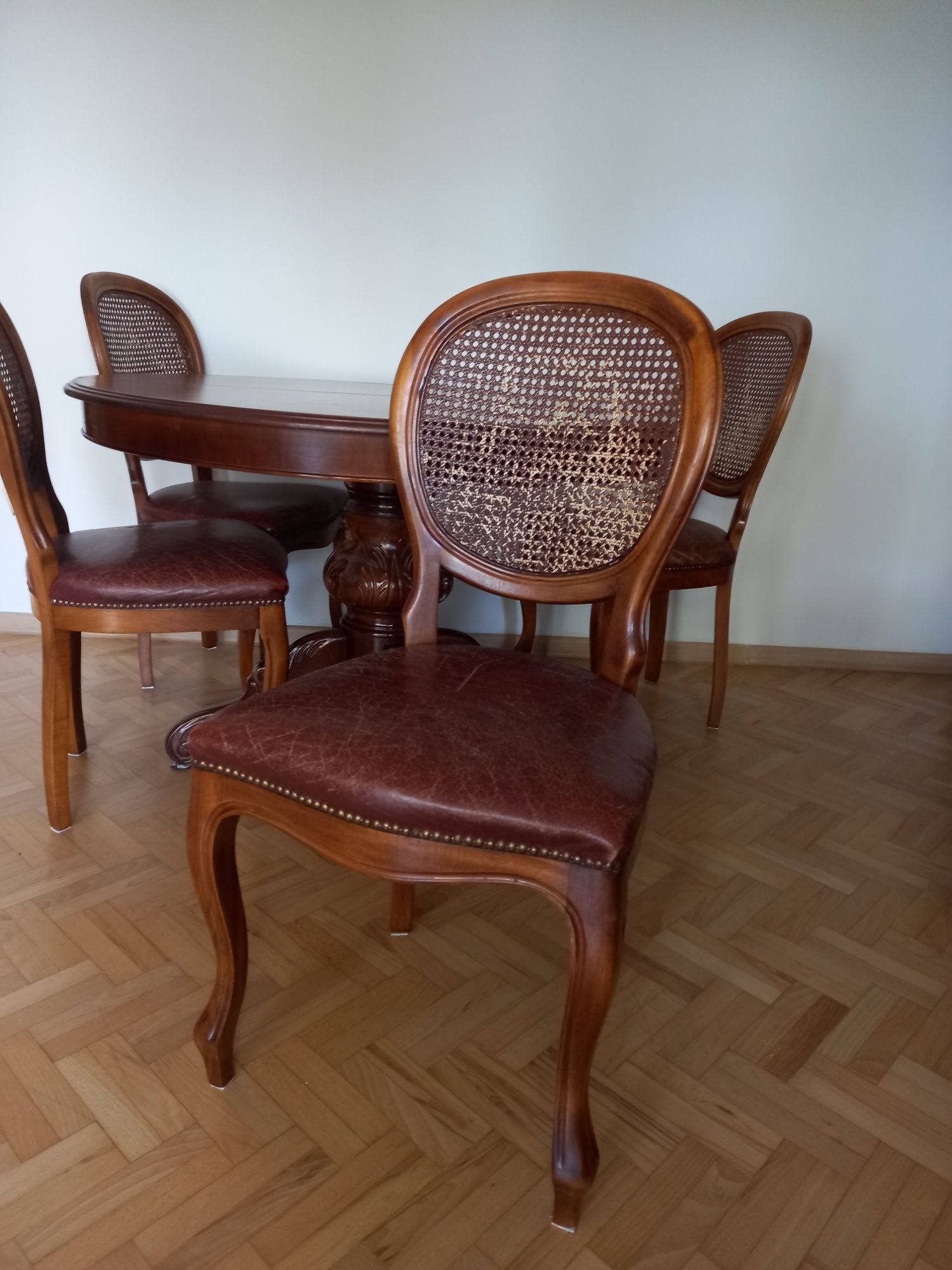 Stół retro plus krzesła z plecionka wiedeńską