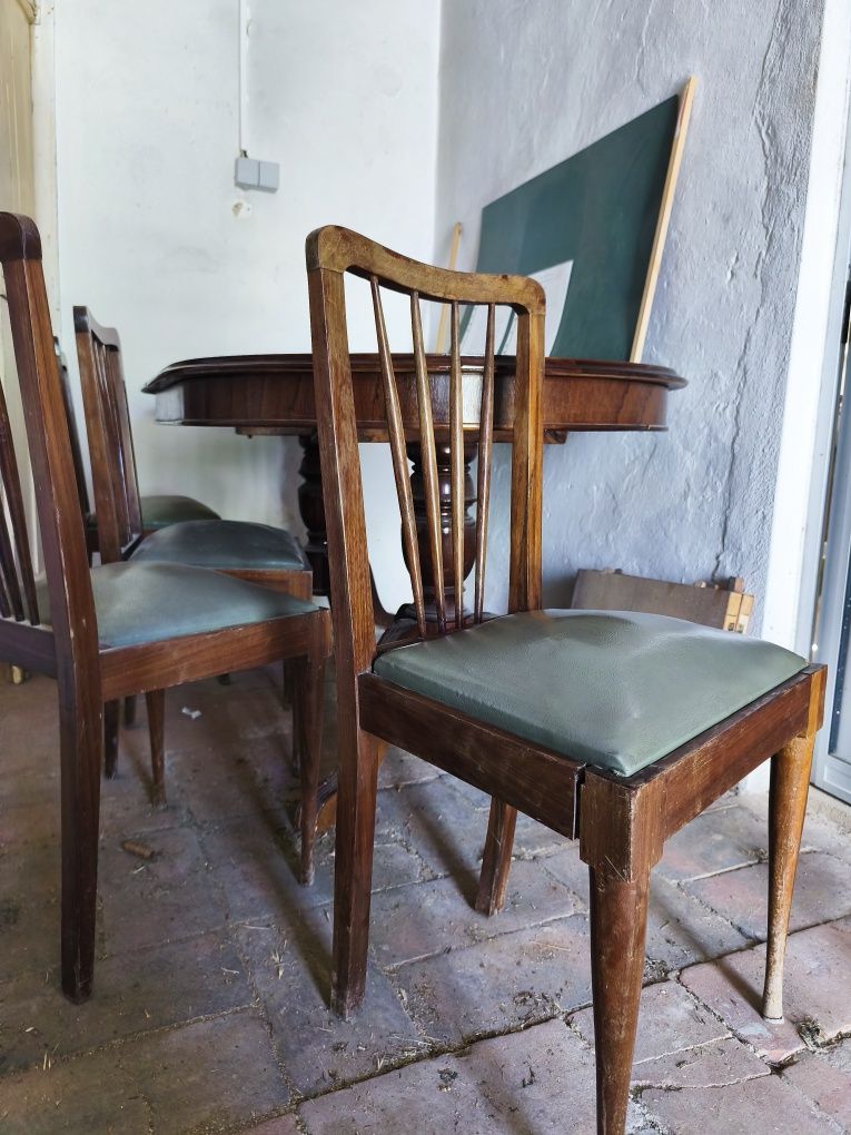 Mesa de jantar em madeira e 4 cadeiras