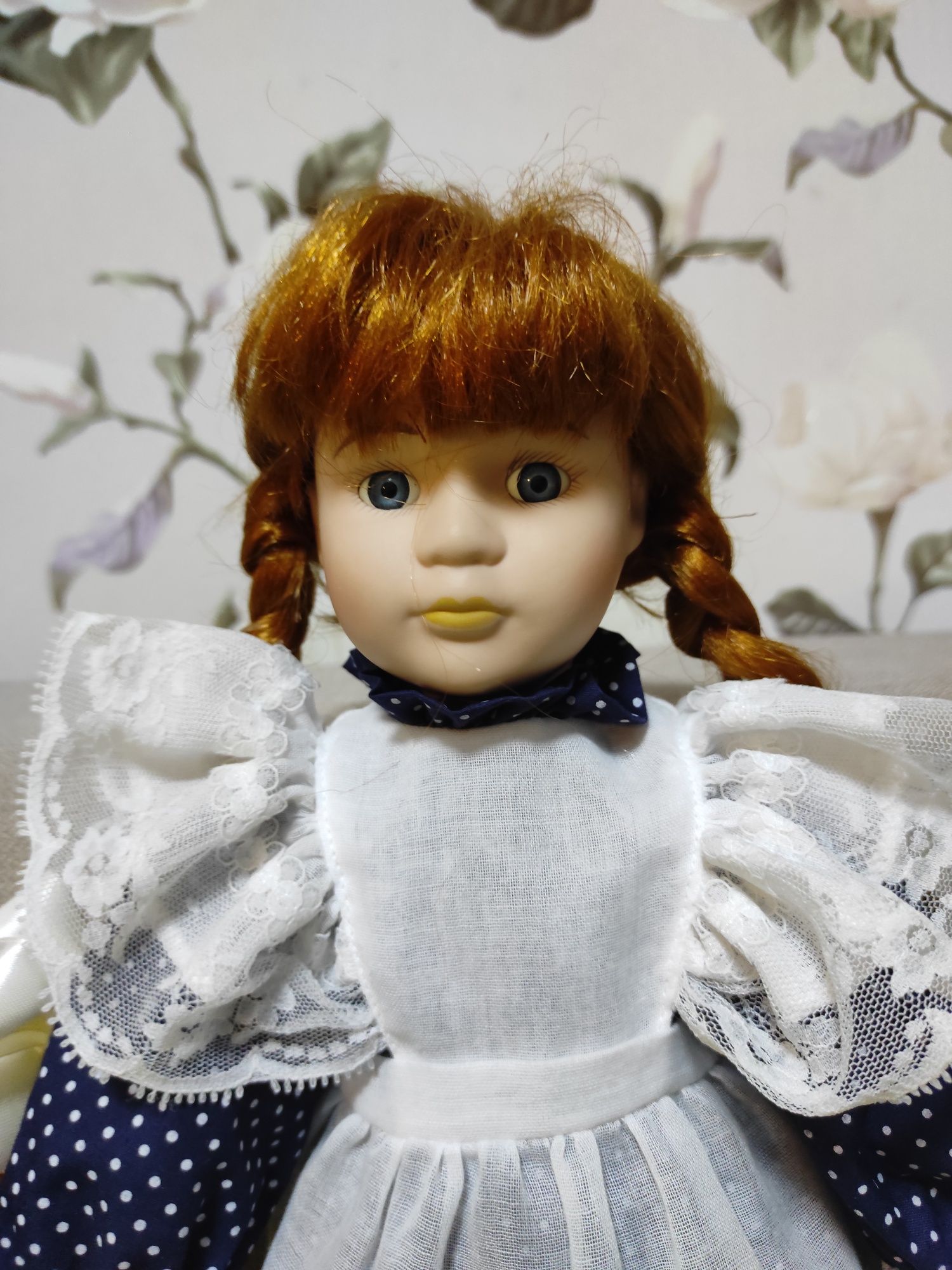 Порцелянова колекційна лялька