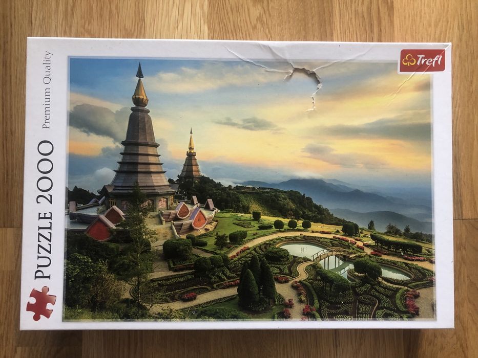 Puzzle 2000 kompletne, zniszczone pudełko