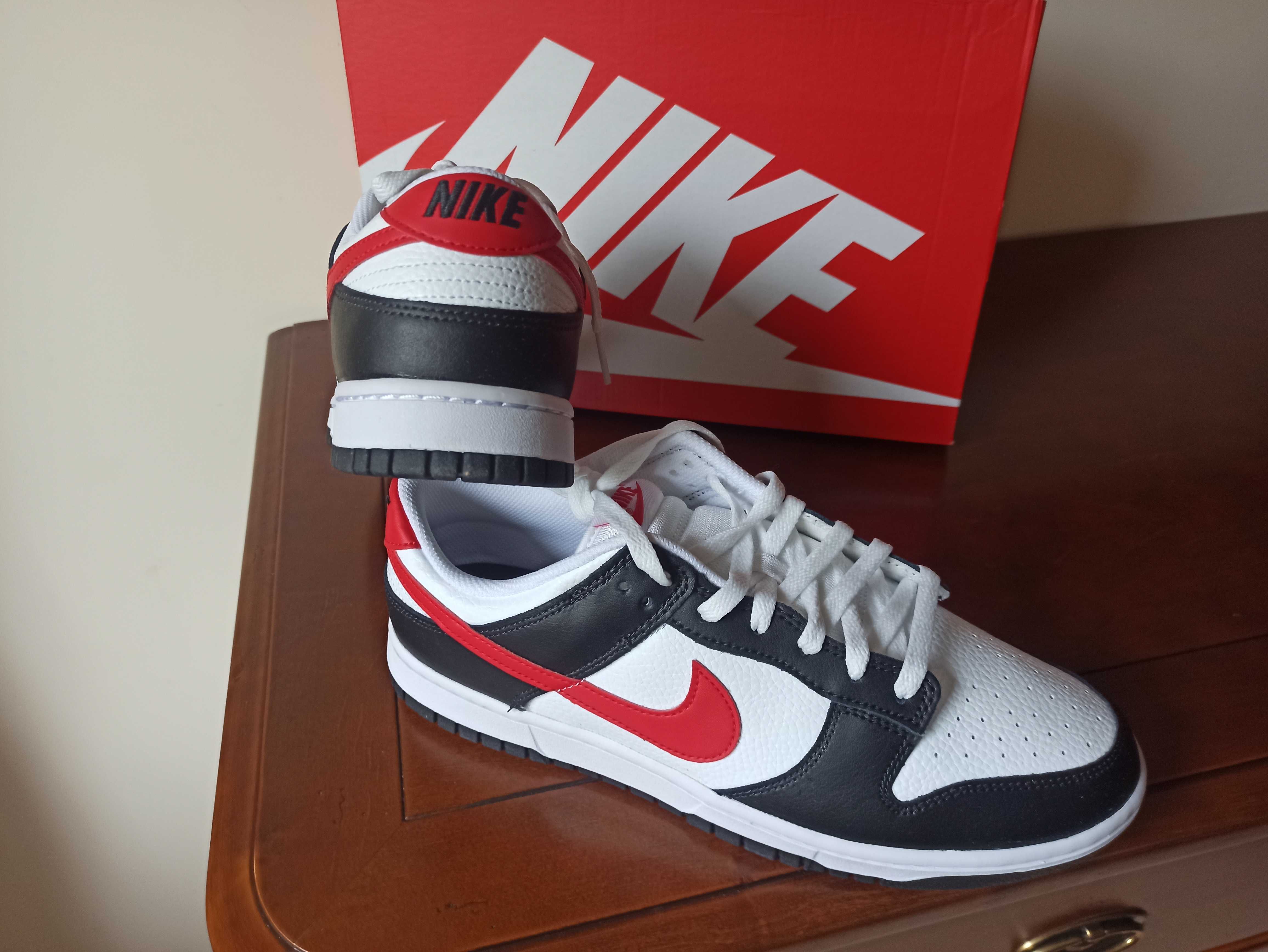 (r. Eur 45 - 29 cm) Nike Dunk Low Retro Red Swoosh Panda FB3354,-001