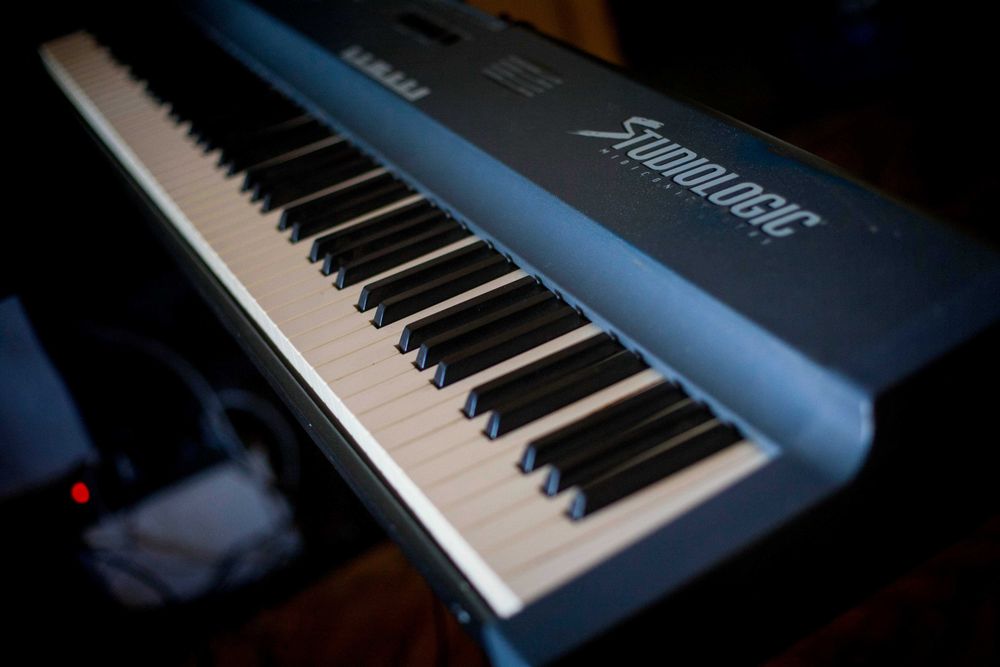 Професійна рояльна MIDI-клавіатура Studiologic-Fatar SL-990XP.