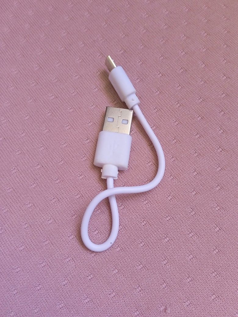 Kabel mikro USB.