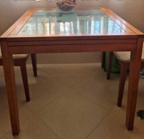 Mesa de vidro e madeira