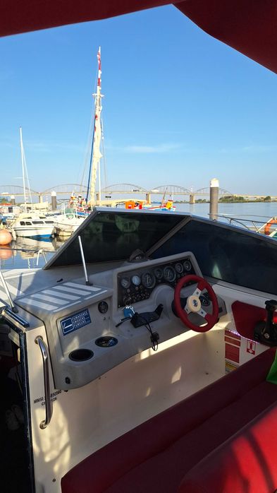 Barco  cabinado sea ray  220 DA