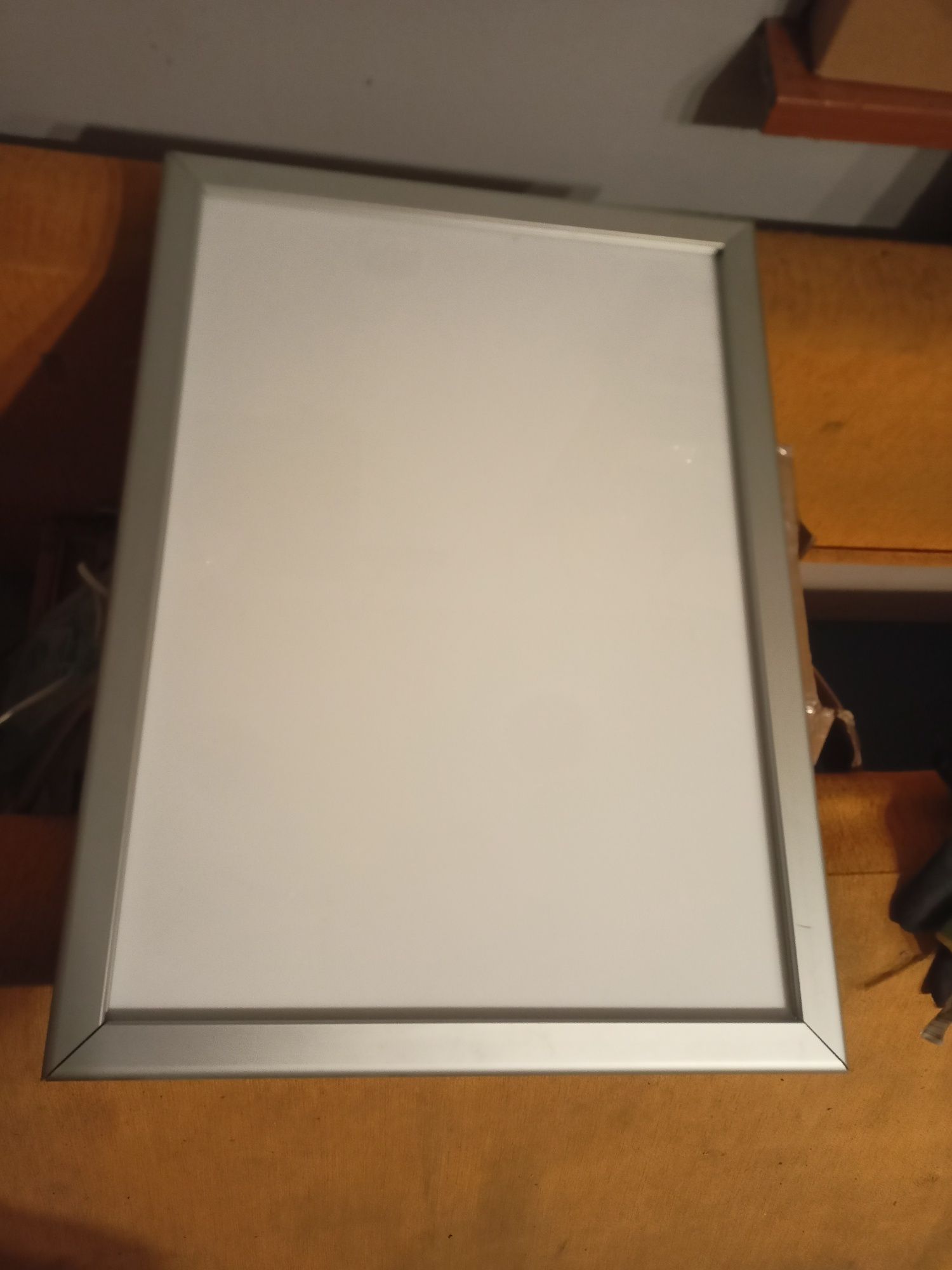 Ramka zatrzaskowa podświetlana aluminiowa