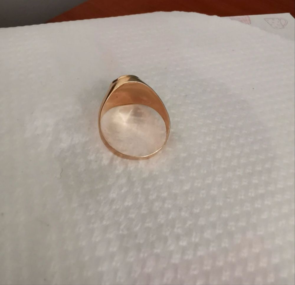 Anel de ouro novo