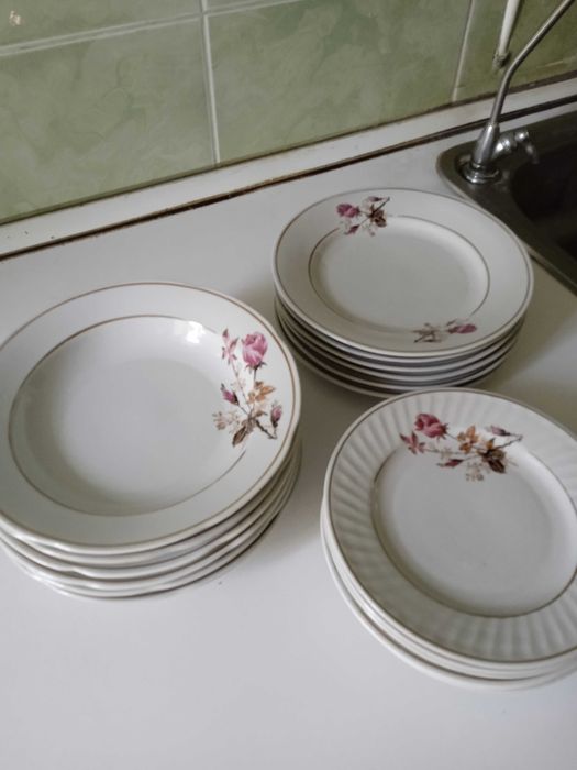 Набор красивых тарелок с нежным рисунком