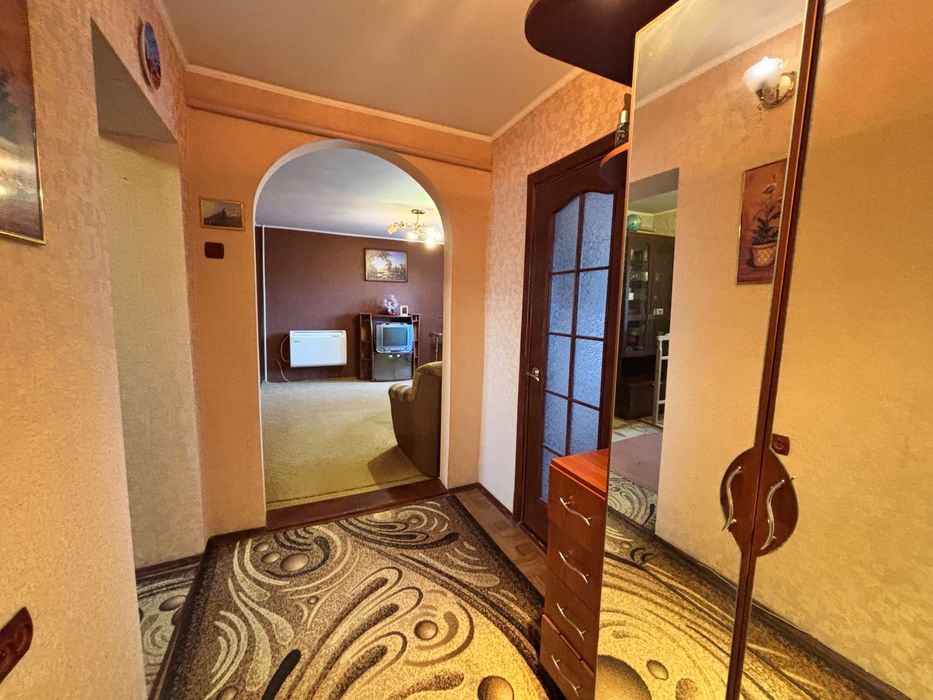 Трикімнатна квартира в районі ЦРЛ