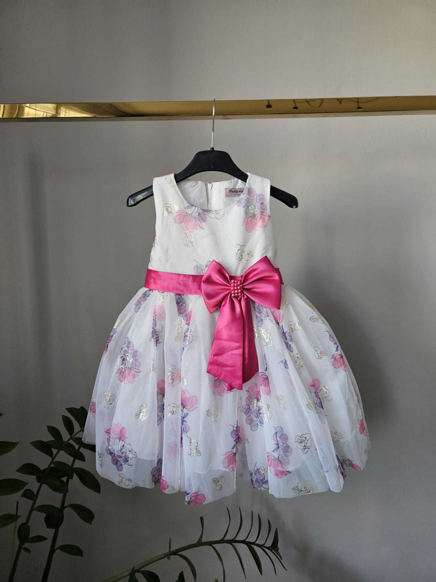 Sukienka rozkloszowana w kwiatki dla dziewczynki 4 latka